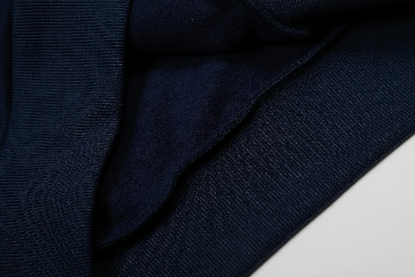 P300 Top Quality" Style Number: 8103# [Ralph Lauren 20th Anniversary Badge Embroidered Deconstructed Autumn and Winter Hooded Sweatshirt] ✅Ralph Lauren Anniversary Autumn and Winter Plush Hooded Sweatshirt for Men and Women ✅380g 100% pure cotton heavy-grabbed cloud velvet ✅Three-layer hidden partial placket Reactive dyeing D65 raw cotton double herringbone belt Wide and narrow partitions ✅Single color single version High-precision embroidery Same as original order ✅Simple upper body, easy to match, ootd must-have, versatile, recommended for couples to wear when traveling ~ Size: S-XL Color: White Navy